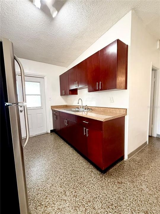 合同活跃: $1,400 (4 贝兹, 2 浴室, 1400 平方英尺)