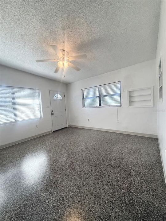 合同活跃: $1,400 (4 贝兹, 2 浴室, 1400 平方英尺)