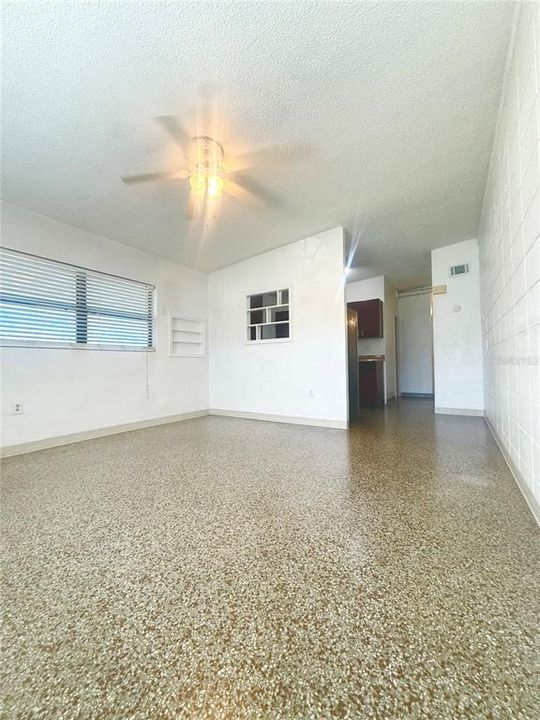 合同活跃: $1,400 (4 贝兹, 2 浴室, 1400 平方英尺)