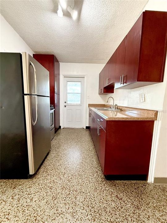 合同活跃: $1,400 (4 贝兹, 2 浴室, 1400 平方英尺)