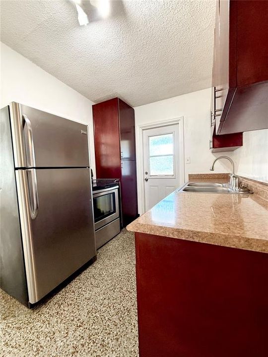 合同活跃: $1,400 (4 贝兹, 2 浴室, 1400 平方英尺)