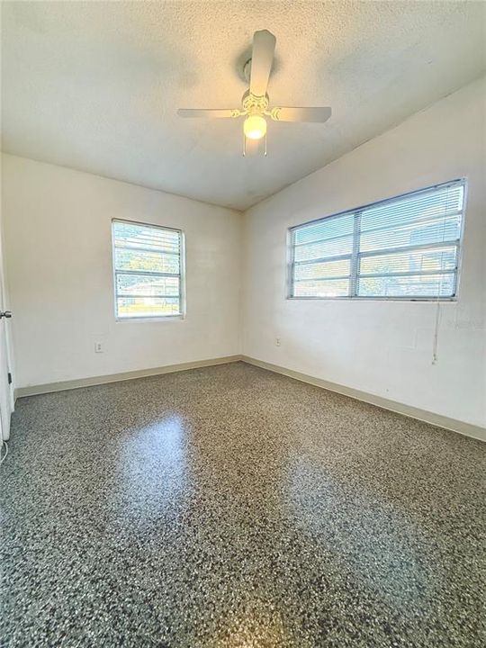 合同活跃: $1,400 (4 贝兹, 2 浴室, 1400 平方英尺)