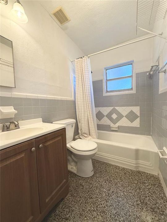 合同活跃: $1,400 (4 贝兹, 2 浴室, 1400 平方英尺)