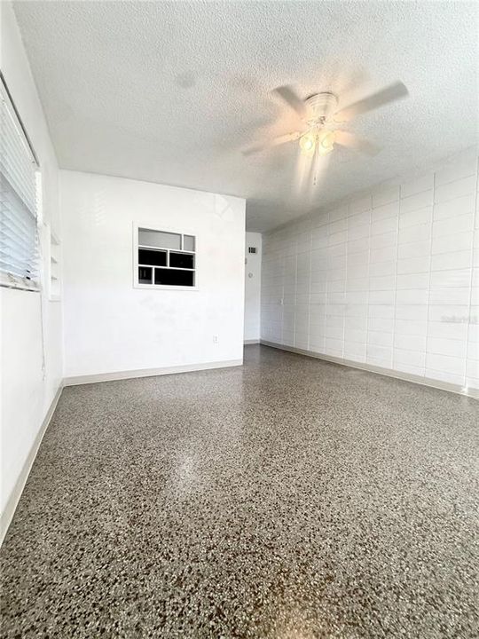 合同活跃: $1,400 (4 贝兹, 2 浴室, 1400 平方英尺)