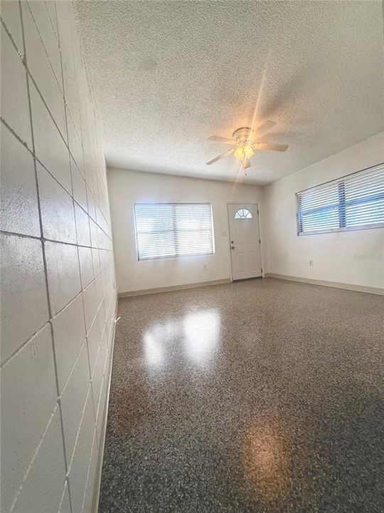 合同活跃: $1,400 (4 贝兹, 2 浴室, 1400 平方英尺)