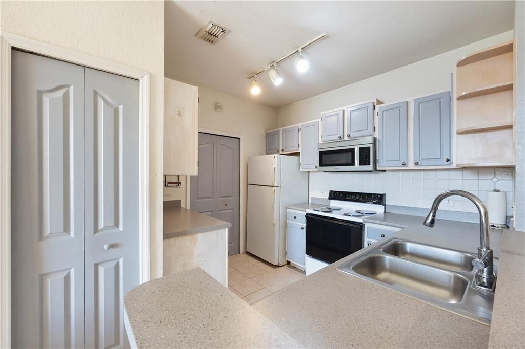 For Sale: $259,000 (4 beds, 2 baths, 1372 Square Feet)