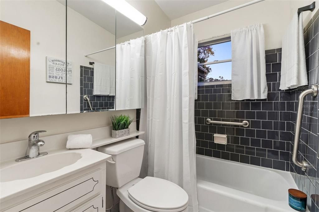 Activo con contrato: $300,000 (3 camas, 1 baños, 932 Pies cuadrados)