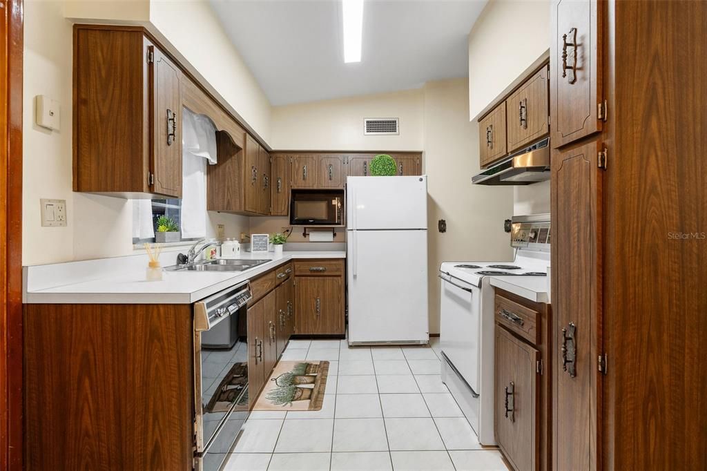 Activo con contrato: $300,000 (3 camas, 1 baños, 932 Pies cuadrados)