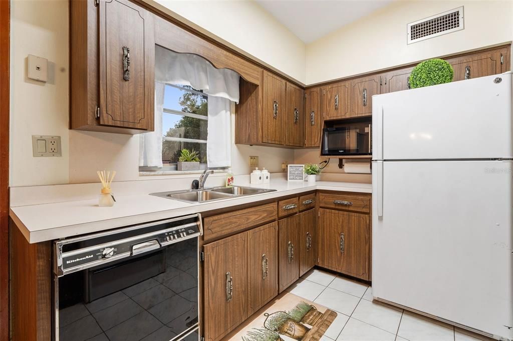 Activo con contrato: $300,000 (3 camas, 1 baños, 932 Pies cuadrados)