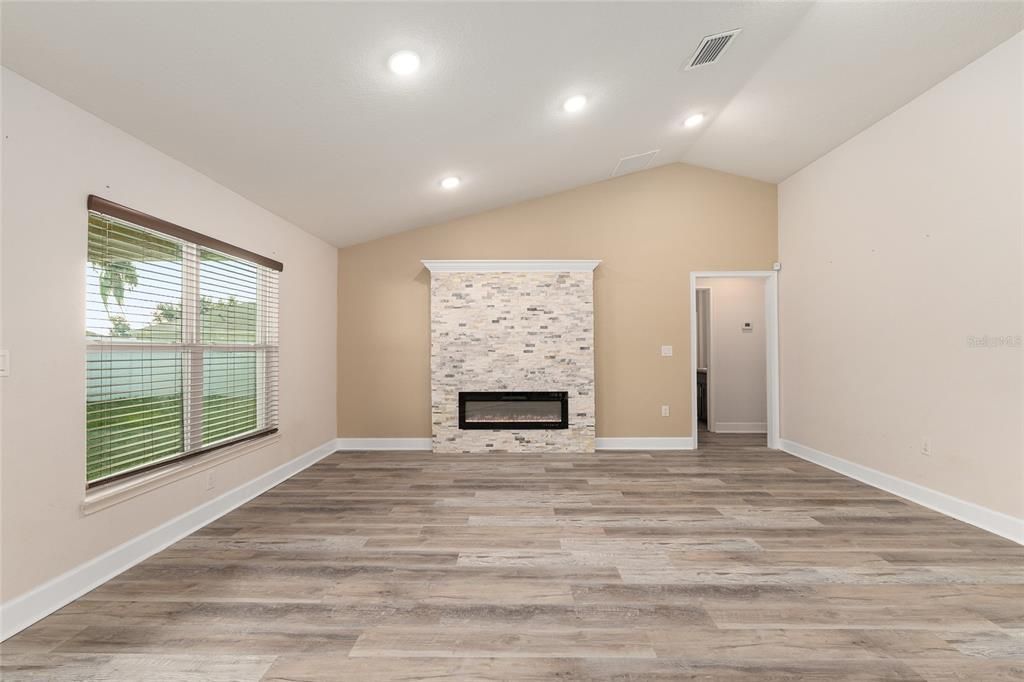 For Sale: $349,900 (4 beds, 2 baths, 1763 Square Feet)