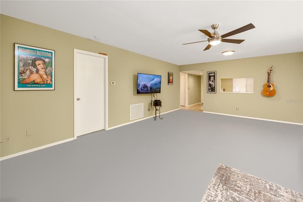 For Sale: $196,000 (2 beds, 2 baths, 1095 Square Feet)