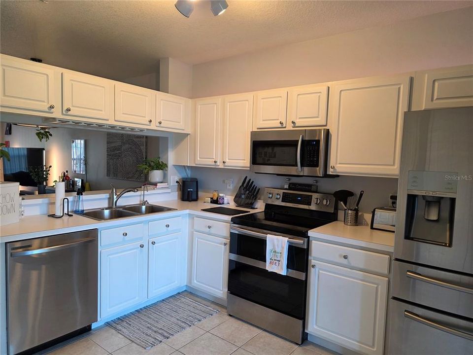 Active With Contract: $210,000 (2 beds, 1 baths, 1110 Square Feet)