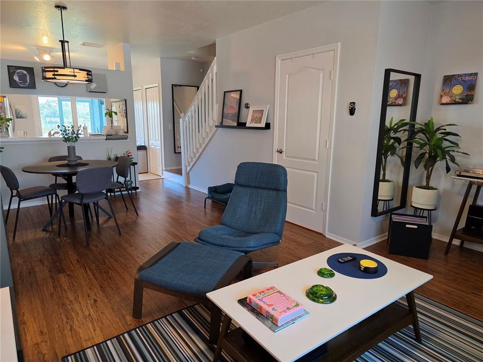 Active With Contract: $210,000 (2 beds, 1 baths, 1110 Square Feet)