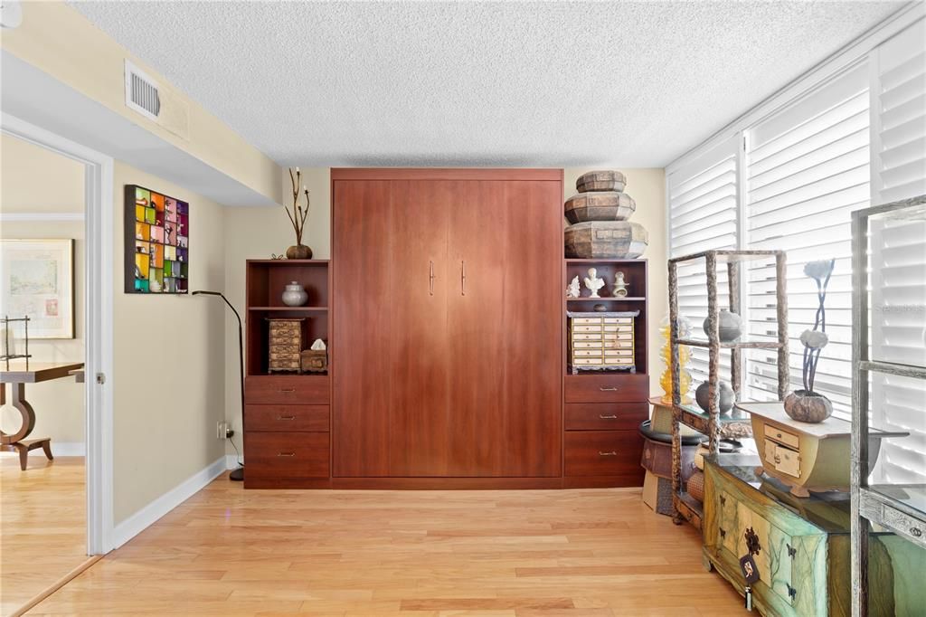 合同活跃: $1,100,000 (3 贝兹, 3 浴室, 2007 平方英尺)