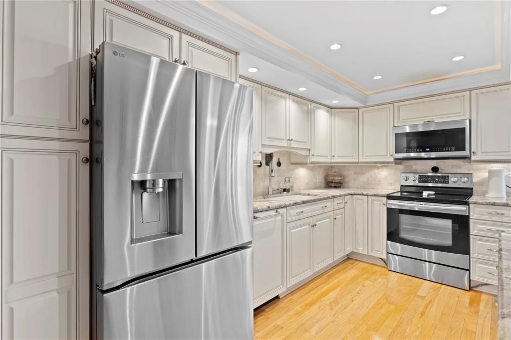 合同活跃: $1,100,000 (3 贝兹, 3 浴室, 2007 平方英尺)