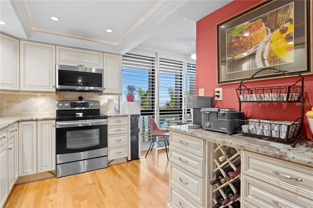 合同活跃: $1,100,000 (3 贝兹, 3 浴室, 2007 平方英尺)