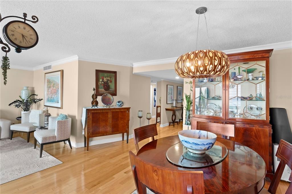 合同活跃: $1,100,000 (3 贝兹, 3 浴室, 2007 平方英尺)