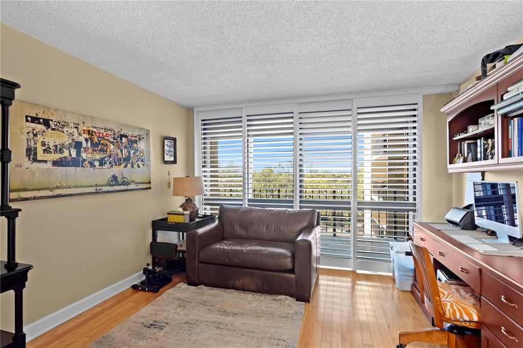 合同活跃: $1,100,000 (3 贝兹, 3 浴室, 2007 平方英尺)