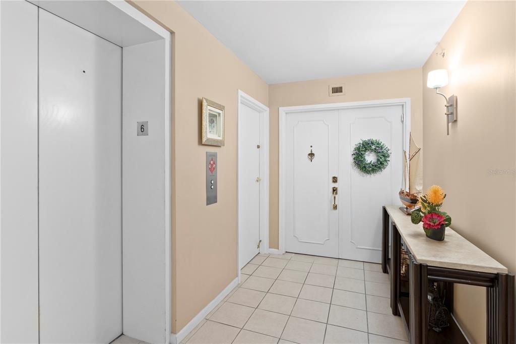 合同活跃: $1,100,000 (3 贝兹, 3 浴室, 2007 平方英尺)