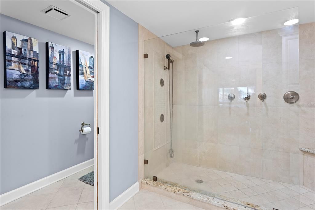 合同活跃: $1,100,000 (3 贝兹, 3 浴室, 2007 平方英尺)