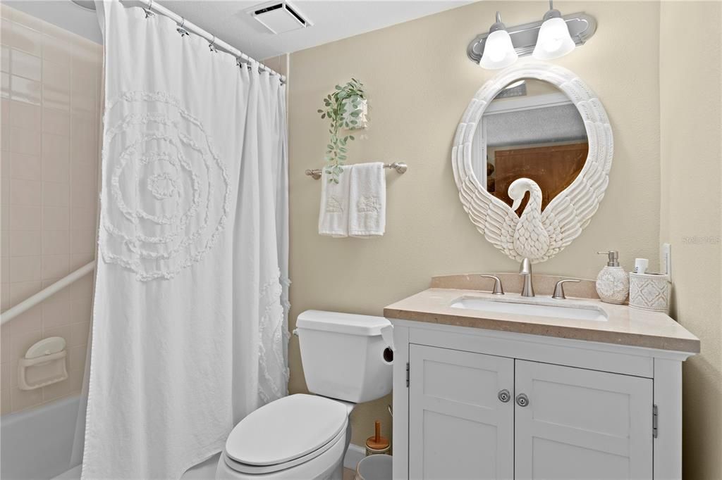 合同活跃: $1,100,000 (3 贝兹, 3 浴室, 2007 平方英尺)