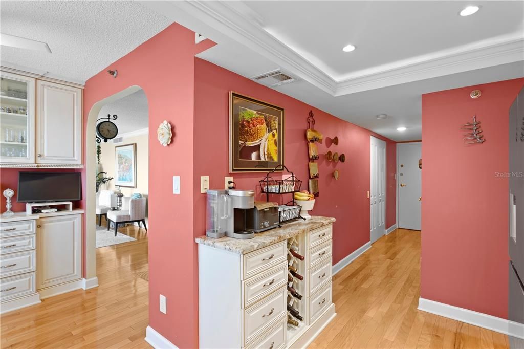 合同活跃: $1,100,000 (3 贝兹, 3 浴室, 2007 平方英尺)