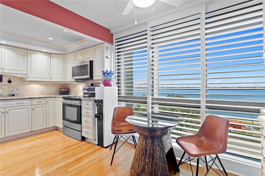 合同活跃: $1,100,000 (3 贝兹, 3 浴室, 2007 平方英尺)