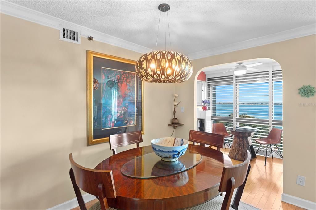 合同活跃: $1,100,000 (3 贝兹, 3 浴室, 2007 平方英尺)