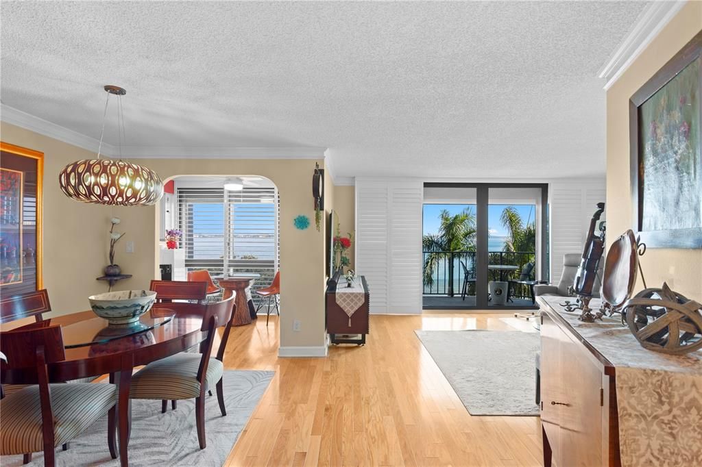 合同活跃: $1,100,000 (3 贝兹, 3 浴室, 2007 平方英尺)