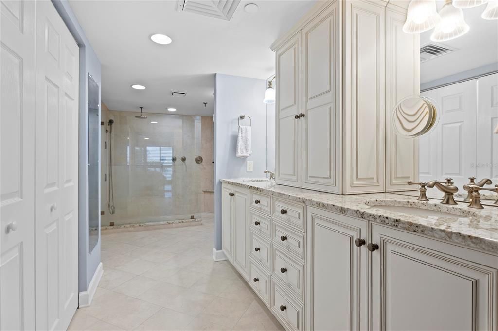 合同活跃: $1,100,000 (3 贝兹, 3 浴室, 2007 平方英尺)