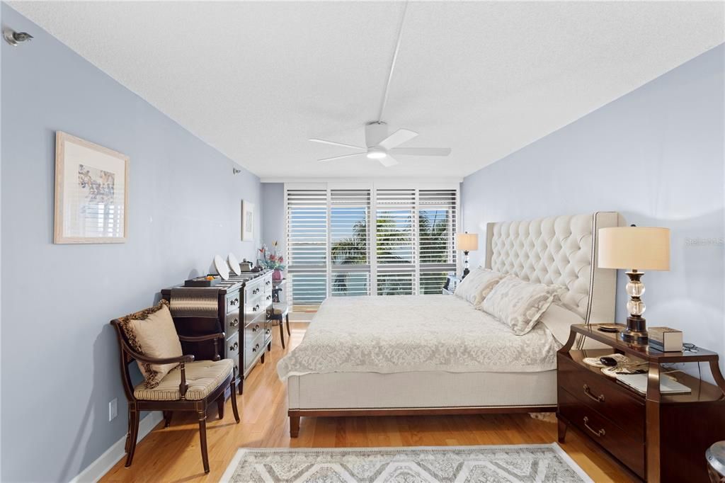 合同活跃: $1,100,000 (3 贝兹, 3 浴室, 2007 平方英尺)