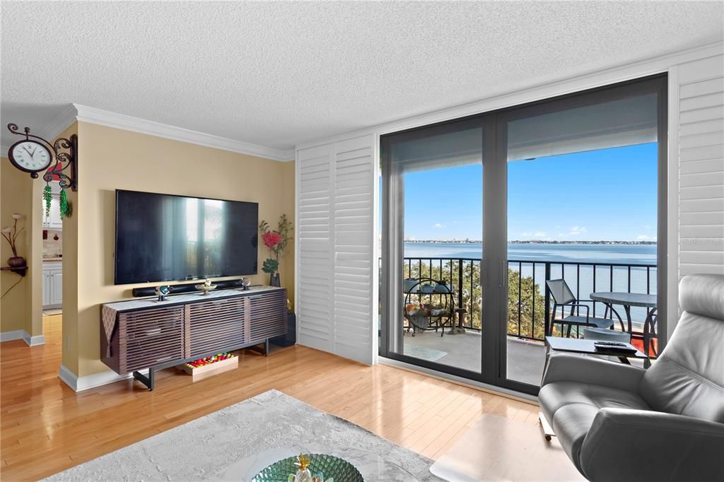 合同活跃: $1,100,000 (3 贝兹, 3 浴室, 2007 平方英尺)