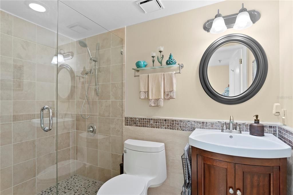 合同活跃: $1,100,000 (3 贝兹, 3 浴室, 2007 平方英尺)