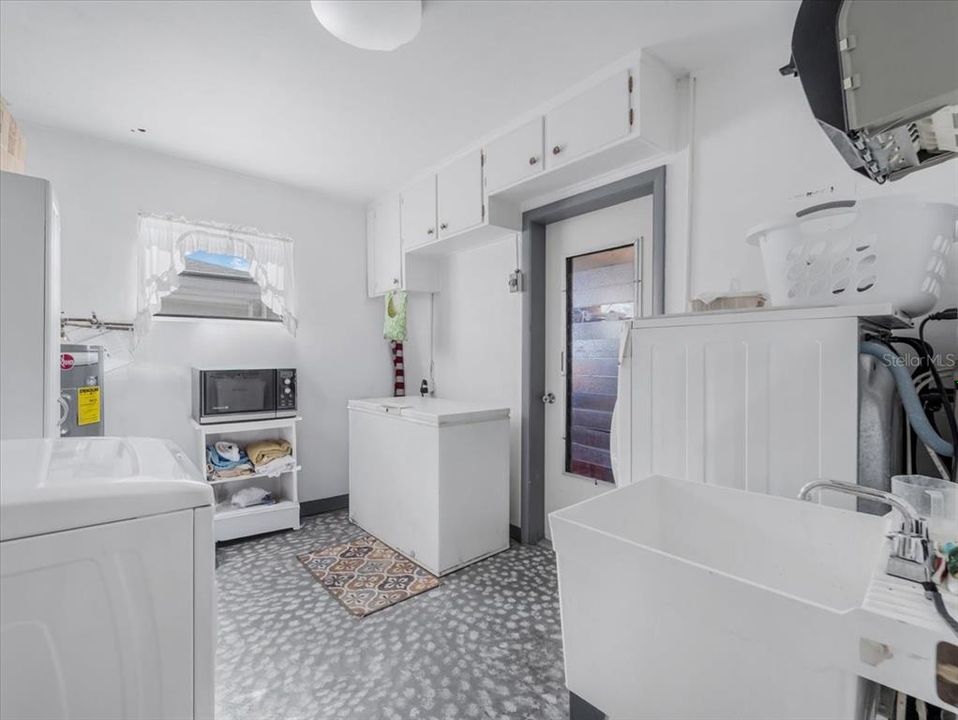 For Sale: $236,000 (3 beds, 2 baths, 1666 Square Feet)