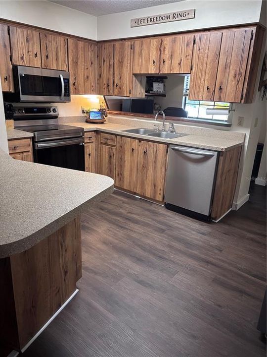 For Sale: $420,000 (3 beds, 2 baths, 1749 Square Feet)