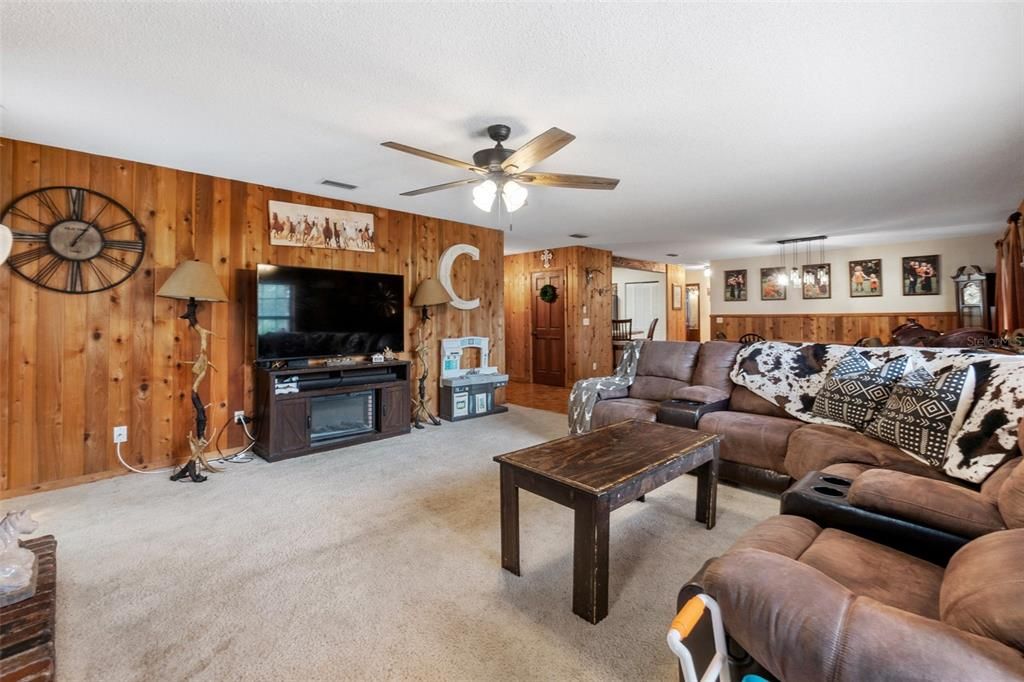 For Sale: $420,000 (3 beds, 2 baths, 1749 Square Feet)