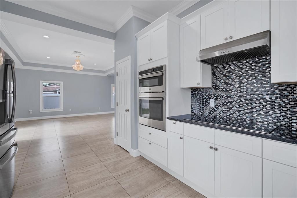 Active With Contract: $550,000 (5 beds, 4 baths, 3088 Square Feet)