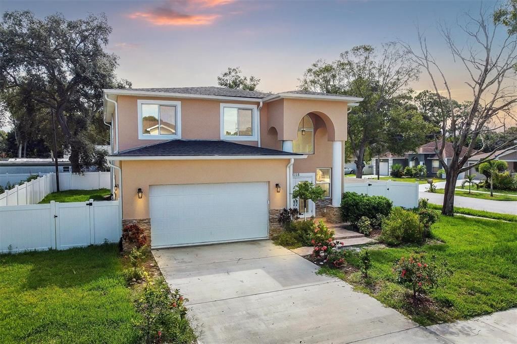 Active With Contract: $550,000 (5 beds, 4 baths, 3088 Square Feet)