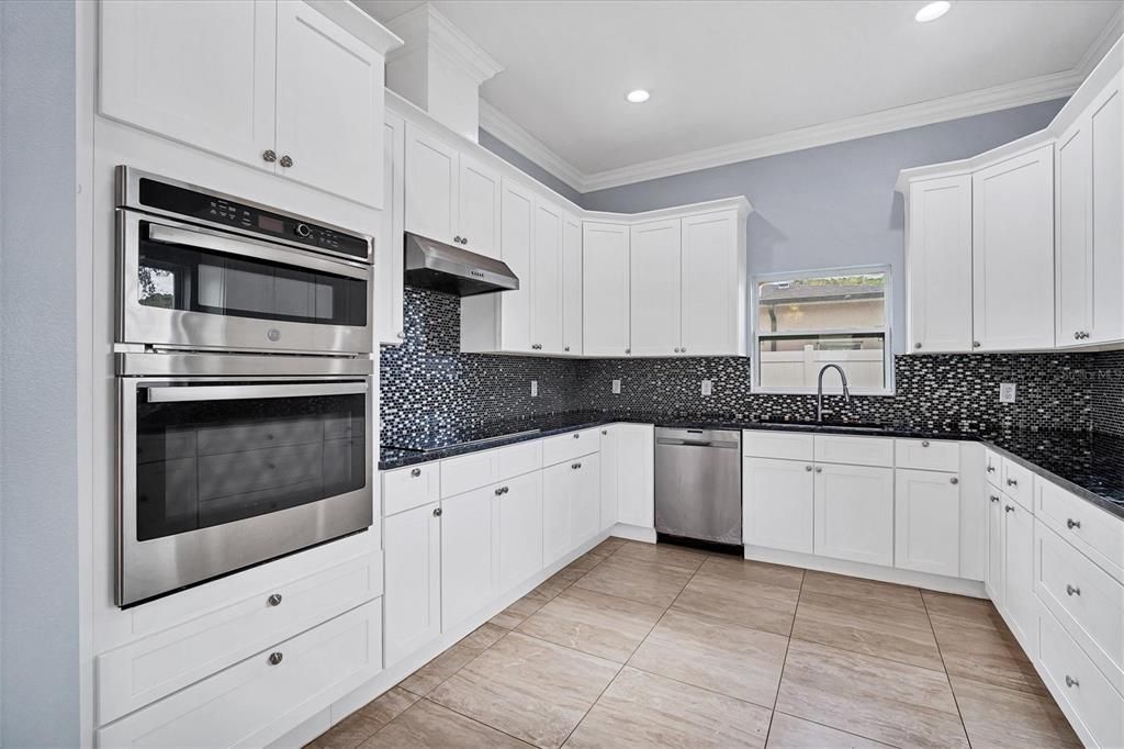 Active With Contract: $550,000 (5 beds, 4 baths, 3088 Square Feet)