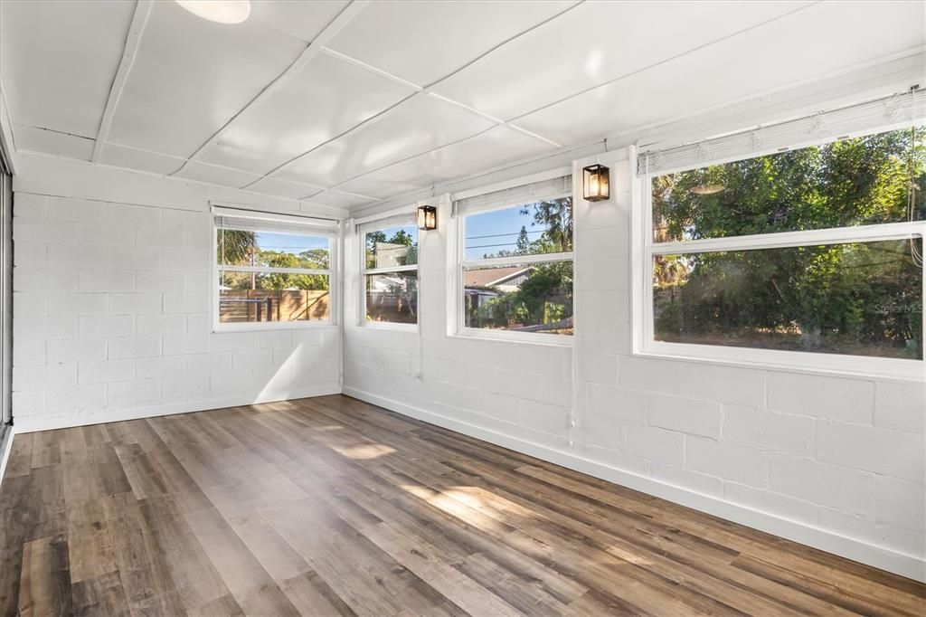 Под контрактом: $249,900 (2 спален, 1 ванн, 966 Квадратных фут)