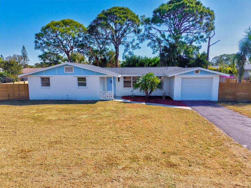 Под контрактом: $249,900 (2 спален, 1 ванн, 966 Квадратных фут)