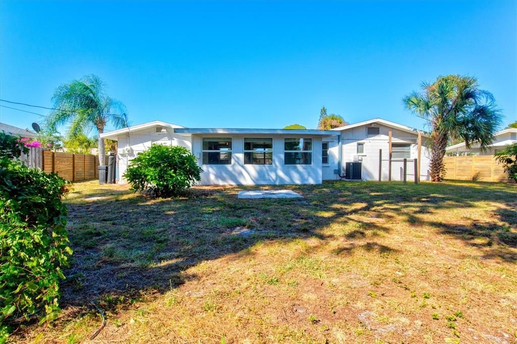 Под контрактом: $249,900 (2 спален, 1 ванн, 966 Квадратных фут)