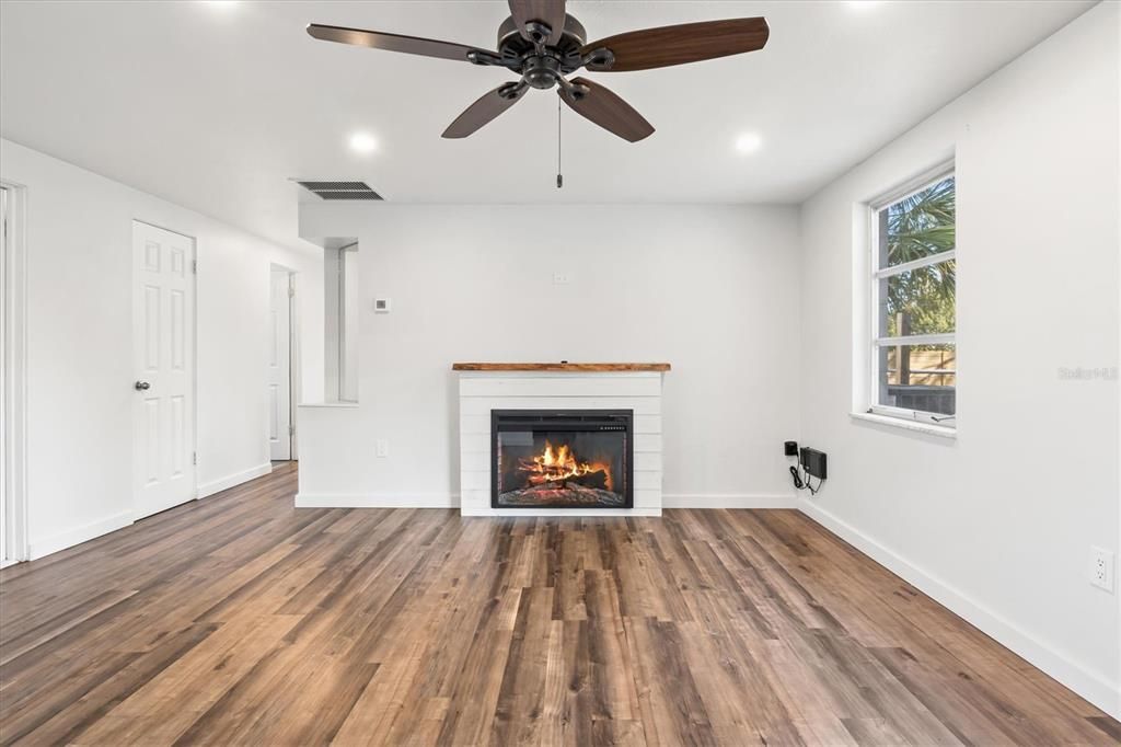 Под контрактом: $249,900 (2 спален, 1 ванн, 966 Квадратных фут)