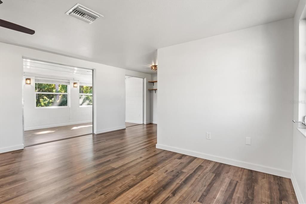 Под контрактом: $249,900 (2 спален, 1 ванн, 966 Квадратных фут)