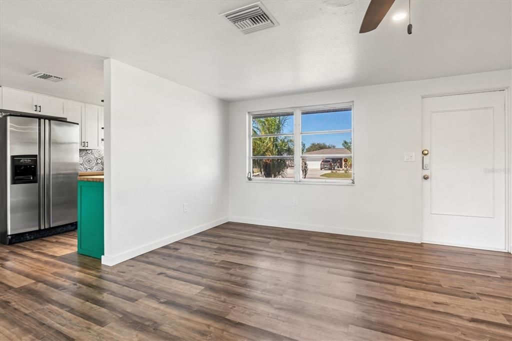 Под контрактом: $249,900 (2 спален, 1 ванн, 966 Квадратных фут)