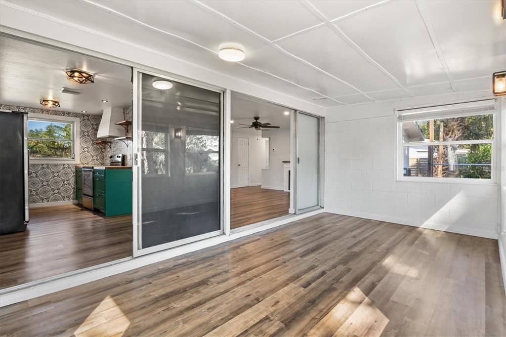 Под контрактом: $249,900 (2 спален, 1 ванн, 966 Квадратных фут)