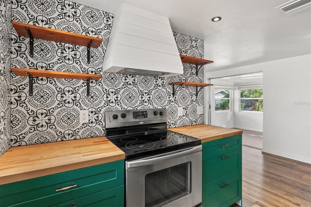 Под контрактом: $249,900 (2 спален, 1 ванн, 966 Квадратных фут)