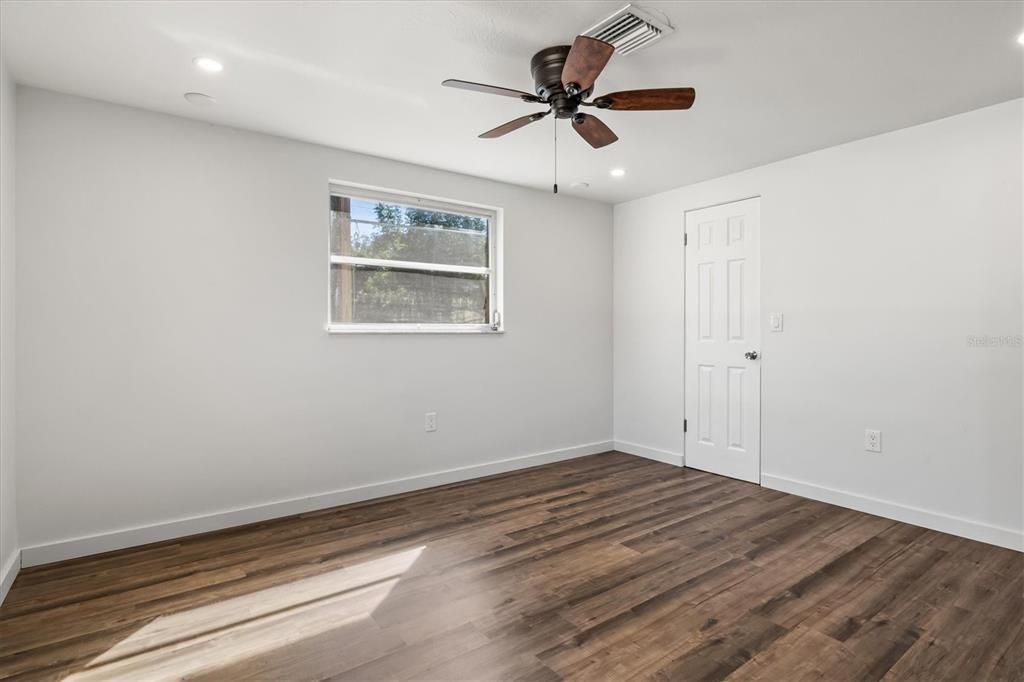 Под контрактом: $249,900 (2 спален, 1 ванн, 966 Квадратных фут)