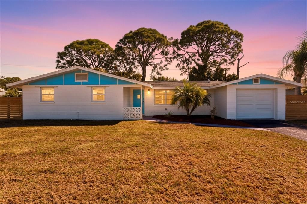 Под контрактом: $249,900 (2 спален, 1 ванн, 966 Квадратных фут)