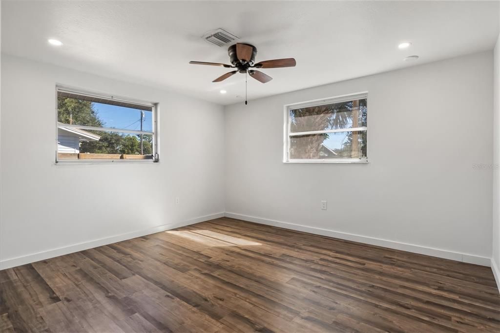 Под контрактом: $249,900 (2 спален, 1 ванн, 966 Квадратных фут)